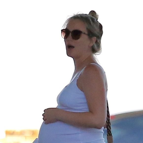 Exclusif - Leighton Meester, enceinte, va déjeuner au restaurant Casa Vega avec une amie à Los Angeles, le 15 juillet 2015.