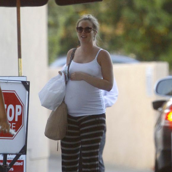 Exclusif - Leighton Meester, enceinte, va déjeuner au restaurant Casa Vega avec une amie à Los Angeles, le 15 juillet 2015.