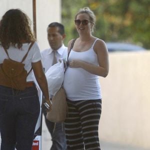 Exclusif - Leighton Meester, enceinte, va déjeuner au restaurant Casa Vega avec une amie à Los Angeles, le 15 juillet 2015.