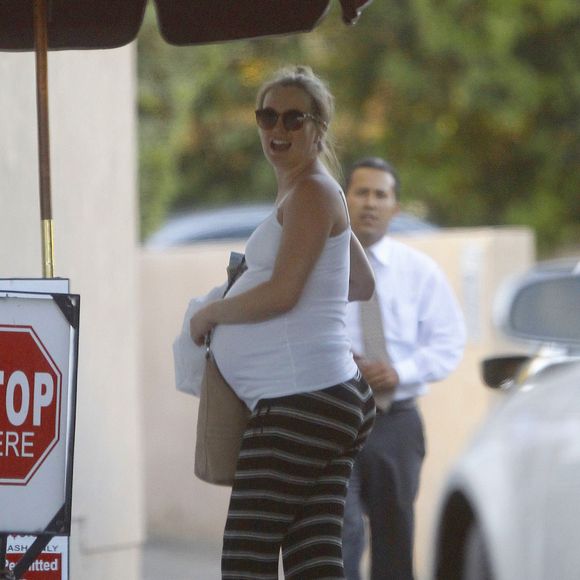 Exclusif - Leighton Meester, enceinte, va déjeuner au restaurant Casa Vega avec une amie à Los Angeles, le 15 juillet 2015.