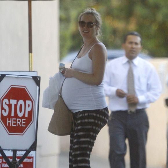 Exclusif - Leighton Meester, enceinte, va déjeuner au restaurant Casa Vega avec une amie à Los Angeles, le 15 juillet 2015.