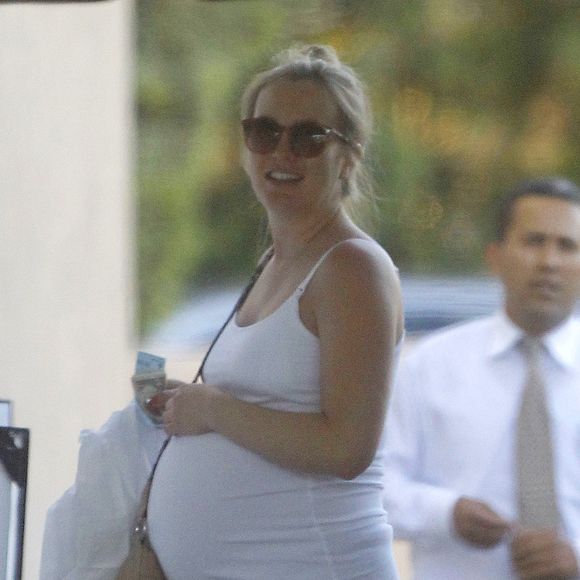 Exclusif - Leighton Meester, enceinte, va déjeuner au restaurant Casa Vega avec une amie à Los Angeles, le 15 juillet 2015.