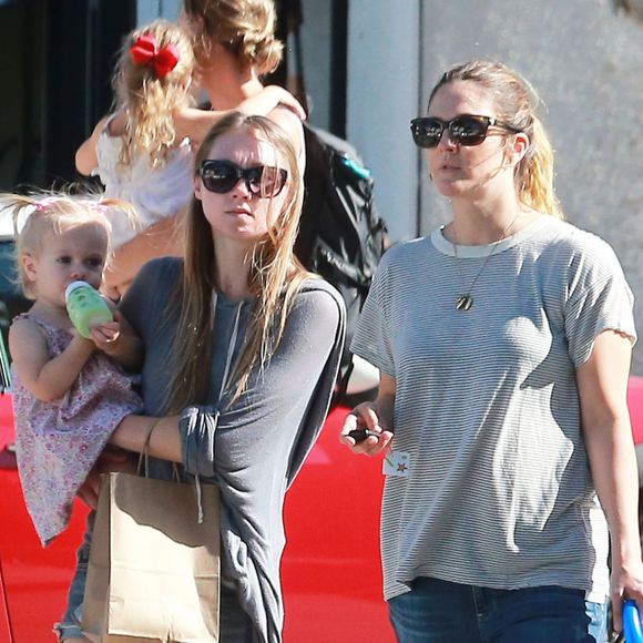Exclusif - Drew Barrymore se promène avec sa fille Frankie et une amie à Larchmont en Californie le 24 juillet 2015.  Exclusive - For Germany call for price - Please hide children's face prior to the publication - Actress and busy mom Drew Barrymore is spotted shopping with her daughter Frankie and a friend on July 24, 2015 in Larchmont, California. Missing from the outing was her other daughter Olive and her husband Will Kopelman.24/07/2015 - Larchmont