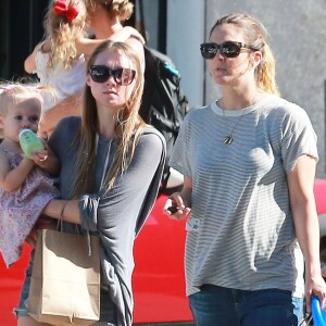 Exclusif - Drew Barrymore se promène avec sa fille Frankie et une amie à Larchmont en Californie le 24 juillet 2015.  Exclusive - For Germany call for price - Please hide children's face prior to the publication - Actress and busy mom Drew Barrymore is spotted shopping with her daughter Frankie and a friend on July 24, 2015 in Larchmont, California. Missing from the outing was her other daughter Olive and her husband Will Kopelman.24/07/2015 - Larchmont