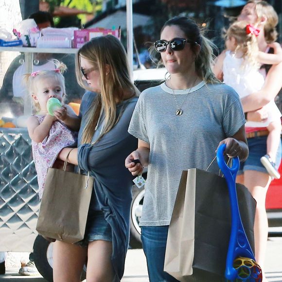 Exclusif - Drew Barrymore se promène avec sa fille Frankie et une amie à Larchmont en Californie le 24 juillet 2015.  Exclusive - For Germany call for price - Please hide children's face prior to the publication - Actress and busy mom Drew Barrymore is spotted shopping with her daughter Frankie and a friend on July 24, 2015 in Larchmont, California. Missing from the outing was her other daughter Olive and her husband Will Kopelman.24/07/2015 - Larchmont
