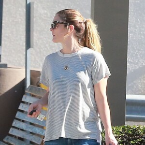 Exclusif - Drew Barrymore se promène avec sa fille Frankie et une amie à Larchmont en Californie le 24 juillet 2015.  Exclusive - For Germany call for price - Please hide children's face prior to the publication - Actress and busy mom Drew Barrymore is spotted shopping with her daughter Frankie and a friend on July 24, 2015 in Larchmont, California. Missing from the outing was her other daughter Olive and her husband Will Kopelman.24/07/2015 - Larchmont