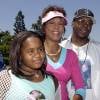 Whitney Houston et Bobby Brown avec leur Bobbi à Disneyland le 7 août 2004.
