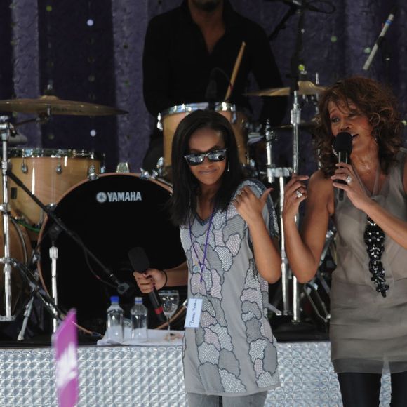 Whitney Houston et sa fille Bobbi Kristina chantent pour l'émission "Good Morning America" à Central Park à New York, le 1er septembre 2009.