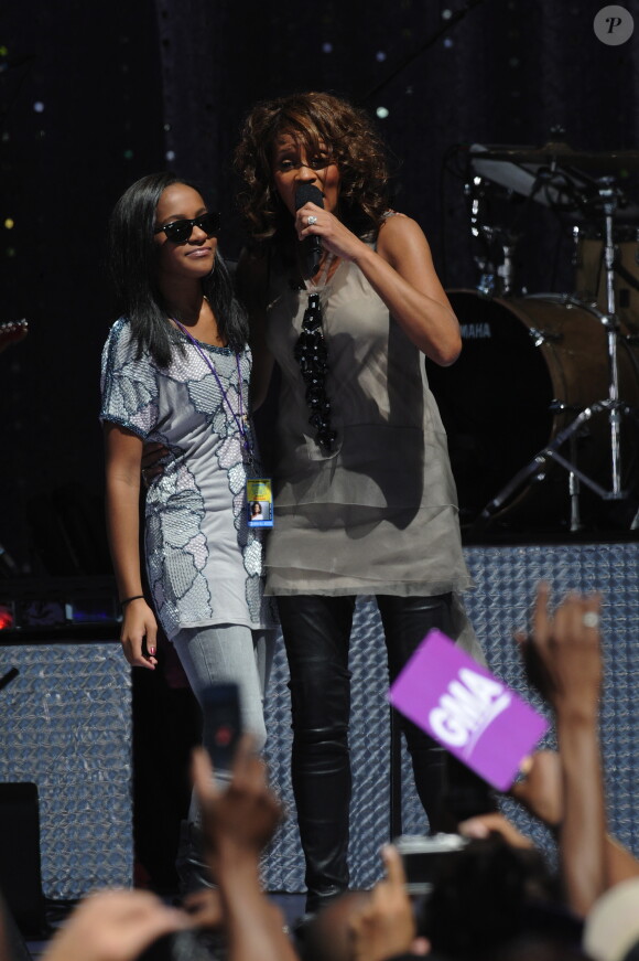 Whitney Houston et sa fille Bobbi Kristina chantent pour l'émission "Good Morning America" à Central Park à New York, le 1er septembre 2009.