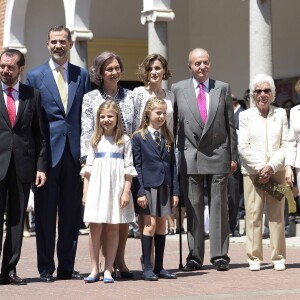 Letizia d'Espagne en famille lors de la première communion de sa fille Leonor. A droite : sa mère Paloma Rocasolano et sa grand-mère maternelle Menchu Alvarez del Valle.