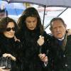 Letizia d'Espagne entre sa mère Paloma et son grand-père Francisco Rocasolano lors des obsèques de sa soeur Erika, morte à l'âge de 31 ans, le 8 février 2007.