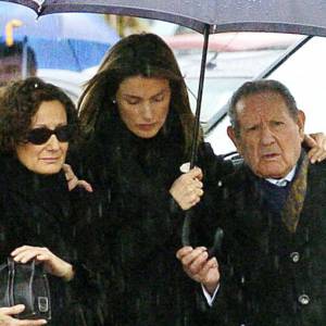 Letizia d'Espagne entre sa mère Paloma et son grand-père Francisco Rocasolano lors des obsèques de sa soeur Erika, morte à l'âge de 31 ans, le 8 février 2007.