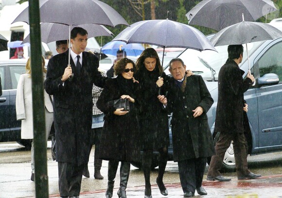 Letizia d'Espagne entre sa mère Paloma et son grand-père Francisco Rocasolano lors des obsèques de sa soeur Erika, morte à l'âge de 31 ans, le 8 février 2007.