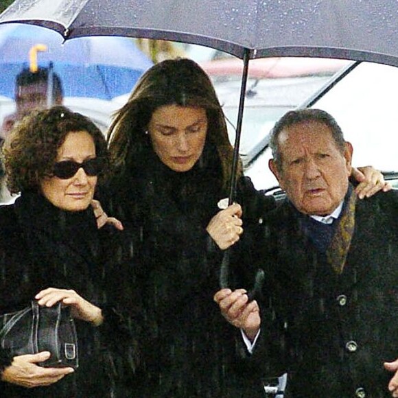 Letizia d'Espagne entre sa mère Paloma et son grand-père Francisco Rocasolano lors des obsèques de sa soeur Erika, morte à l'âge de 31 ans, le 8 février 2007.