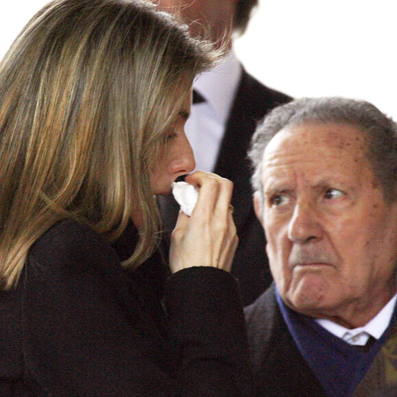 Letizia d'Espagne avec son grand-père Francisco Rocasolano lors des obsèques de sa soeur Erika, morte à l'âge de 31 ans, le 8 février 2007.