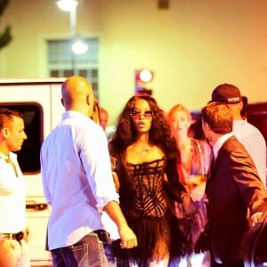 Naomi Campbell quitte le VIP Room à Saint-Tropez, le 24 juillet 2015.