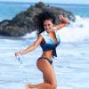 Caya Hefner (épouse de Keith Hefner et belle-soeur de Hugh Hefner) surprise en plein shooting pour 138 Water sur une plage de Malibu, le 27 juillet 2015.