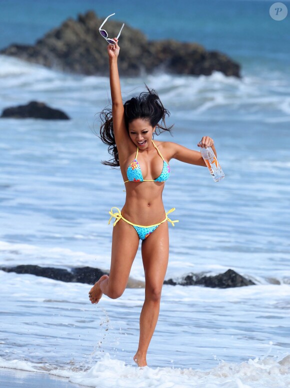 Caya Hefner (épouse de Keith Hefner et belle-soeur de Hugh Hefner) surprise en plein shooting pour 138 Water sur une plage de Malibu, le 27 juillet 2015.