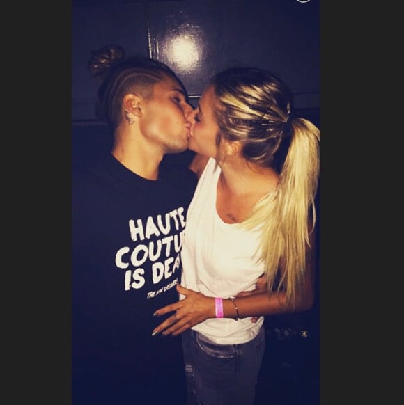 Anaïs Camizuli et Eddy s'embrassent une nouvelle fois sur la bouche. Juillet 2015.