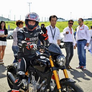 Keanu Reeves essaye sa moto sur le circuit de Suzuka au Japon le 25 Juillet 2015
