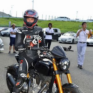 Keanu Reeves essaye sa moto sur le circuit de Suzuka au Japon le 25 Juillet 2015.
