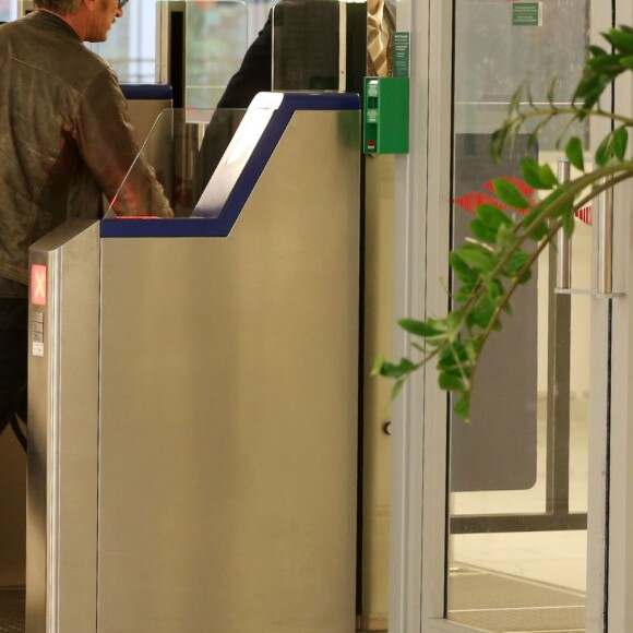 Exclusif - Sean Penn va prendre un avion à l'aéroport de Paris-Charles-de-Gaulle à Roissy, le 13 juillet 2015, après un séjour de 3 jours à Paris.