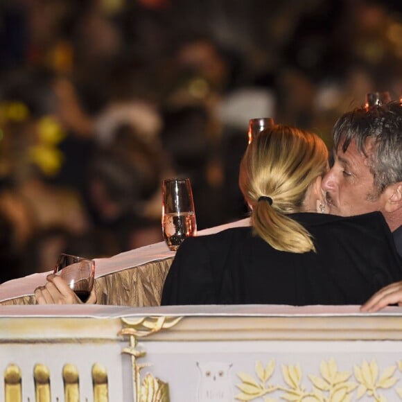 Charlize Theron et Sean Penn s'embrassent lors du Life Ball 2015 à Vienne, le 16 mai 2015.