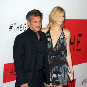 Sean Penn et sa compagne Charlize Theron à la première de "The Gunman" à Los Angeles, le 12 mars 2015