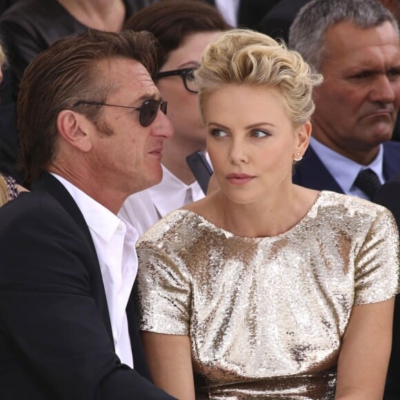 Sean Penn et sa compagne Charlize Theron - People au défilé de mode, collection Haute-Couture automne-hiver 2014/2015 "Christian Dior" au Musée Rodin à Paris le 7 juillet 2014