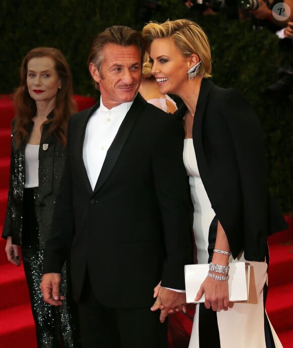 Sean Penn et Charlize Theron - Soirée du Met Ball / Costume Institute Gala 2014: "Charles James: Beyond Fashion" à New York. Le 5 mai 2014.  Celebrities attend 'Charles James: Beyond Fashion' Costume Institute Gala at the Metropolitan Museum of Art in New York City, New York on May 5, 2014.05/05/2014 - New York