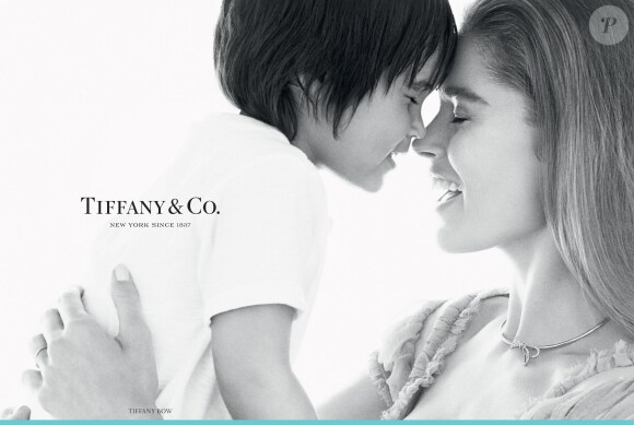 Doutzen Kroes et son fils Phyllon posent pour la nouvelle campagne pour l'automne de la marque de joaillerie Tiffany & Co.