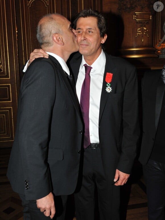 Max Guazzini et Pascal Nègre - Max Guazzini recoit les insignes de Chevalier de l'Ordre national de la Legion d'honneur à la mairie de Paris le 27 mars 2013