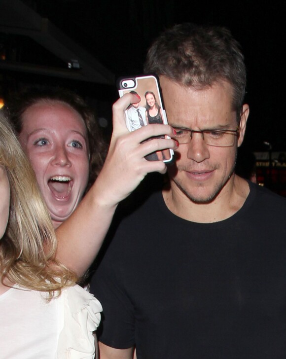 Matt Damon et sa femme Luciana Barroso vont dîner au restaurant Toca Madera à West Hollywood, le 31 juillet 2015. Un fan hystérique tente un selfie.