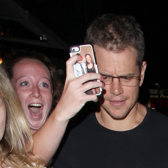 Matt Damon et sa femme Luciana Barroso vont dîner au restaurant Toca Madera à West Hollywood, le 31 juillet 2015. Un fan hystérique tente un selfie.