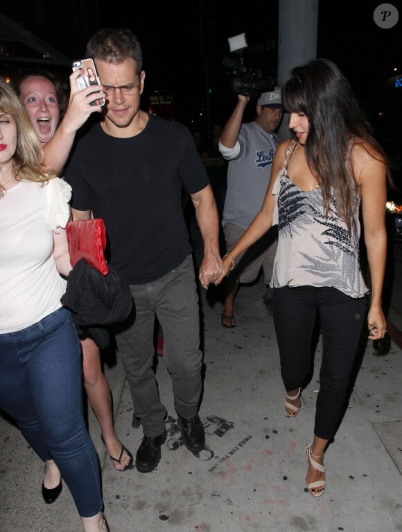Matt Damon et sa femme Luciana Barroso vont dîner au restaurant Toca Madera à West Hollywood, le 31 juillet 2015. Matt Damon ne semble pas très coopératif avec ses fans pour faire des selfies.