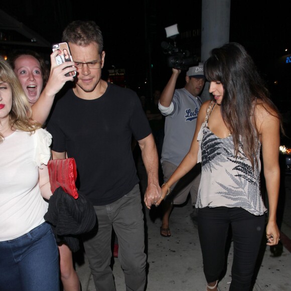 Matt Damon et sa femme Luciana Barroso vont dîner au restaurant Toca Madera à West Hollywood, le 31 juillet 2015. Matt Damon ne semble pas très coopératif avec ses fans pour faire des selfies.