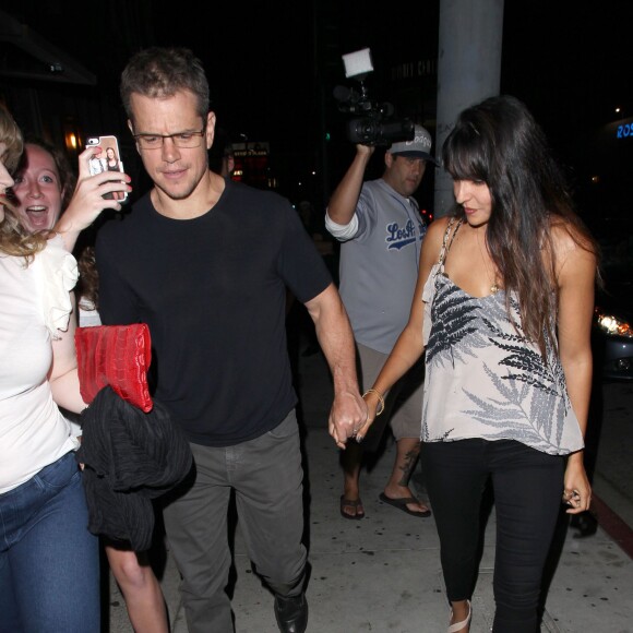 Matt Damon et sa femme Luciana Barroso vont dîner au restaurant Toca Madera à West Hollywood, le 31 juillet 2015. Matt Damon ne semble pas très coopératif avec ses fans pour faire des selfies.