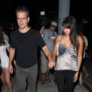 Matt Damon et sa femme Luciana Barroso vont dîner au restaurant Toca Madera à West Hollywood, le 31 juillet 2015. Matt Damon ne semble pas très coopératif avec ses fans pour faire des selfies.