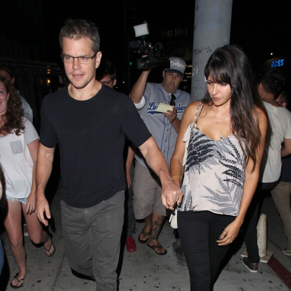 Matt Damon et sa femme Luciana Barroso vont dîner au restaurant Toca Madera à West Hollywood, le 31 juillet 2015. Matt Damon ne semble pas très coopératif avec ses fans pour faire des selfies.