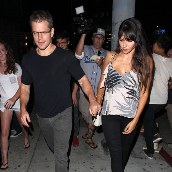 Matt Damon et sa femme Luciana Barroso vont dîner au restaurant Toca Madera à West Hollywood, le 31 juillet 2015. Matt Damon ne semble pas très coopératif avec ses fans pour faire des selfies.