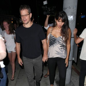 Matt Damon et sa femme Luciana Barroso vont dîner au restaurant Toca Madera à West Hollywood, le 31 juillet 2015. Matt Damon ne semble pas très coopératif avec ses fans pour faire des selfies.