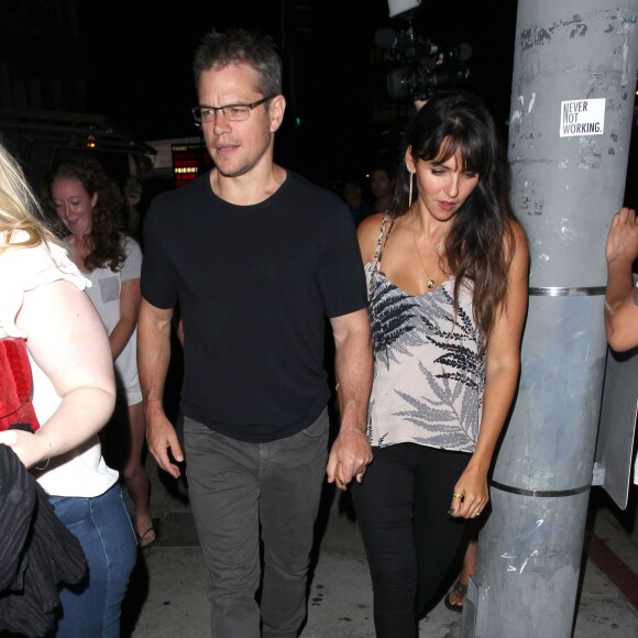 Matt Damon et sa femme Luciana Barroso vont dîner au restaurant Toca Madera à West Hollywood, le 31 juillet 2015. Matt Damon ne semble pas très coopératif avec ses fans pour faire des selfies.