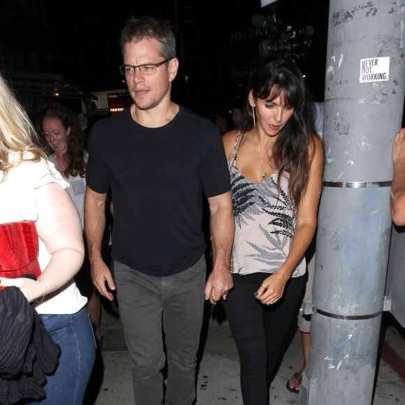 Matt Damon et sa femme Luciana Barroso vont dîner au restaurant Toca Madera à West Hollywood, le 31 juillet 2015. Matt Damon ne semble pas très coopératif avec ses fans pour faire des selfies.