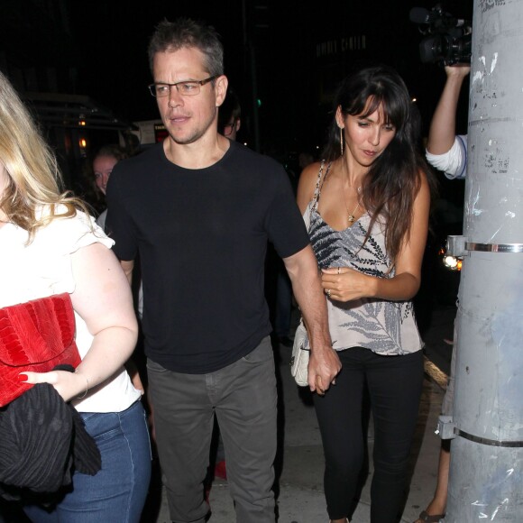 Matt Damon et sa femme Luciana Barroso vont dîner au restaurant Toca Madera à West Hollywood, le 31 juillet 2015. Matt Damon ne semble pas très coopératif avec ses fans pour faire des selfies.