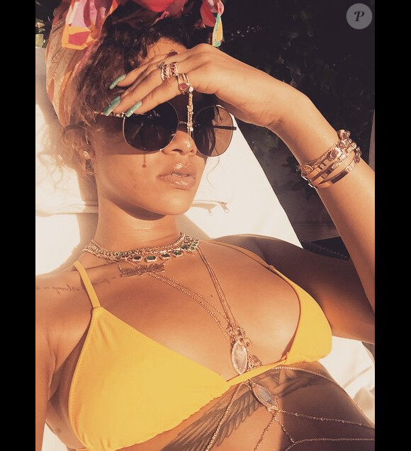 Rihanna en plein bain de soleil à la Barbade. Photo publiée le 31 juillet 2015.