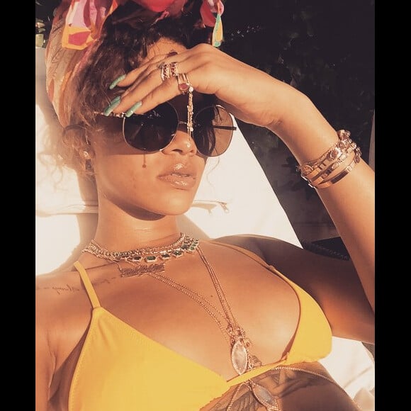 Rihanna en plein bain de soleil à la Barbade. Photo publiée le 31 juillet 2015.