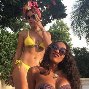 Melissa Forde et Rihanna en bikinis à la Barbade. Photo publiée le 31 juillet 2015.