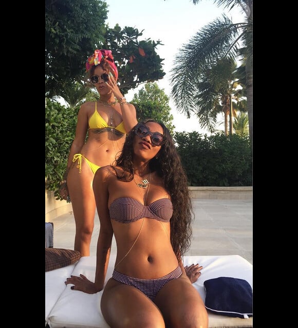 Melissa Forde et Rihanna en bikinis à la Barbade. Photo publiée le 31 juillet 2015.