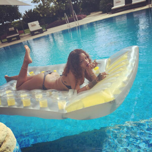 Rihanna, détendue sur un matelas gonflable, profite de vacances à la Barbade. Photo publiée le 2 août 2015.