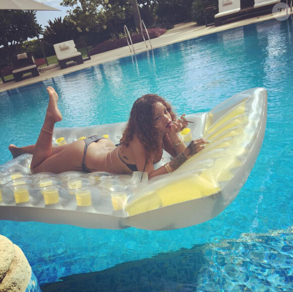 Rihanna, détendue sur un matelas gonflable, profite de vacances à la Barbade. Photo publiée le 2 août 2015.